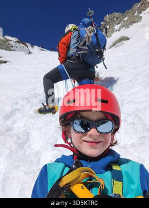 Selfie di un bambino che sale su una montagna con suo padre. Foto Stock
