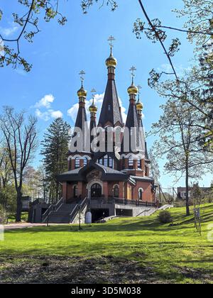 Yukki, Oblast' di Leningrado, Russia - 28 maggio 2025. La chiesa di San Giovanni Battista a Yukki mostra la sua architettura impressionante con cupole dorate sotto a. Foto Stock