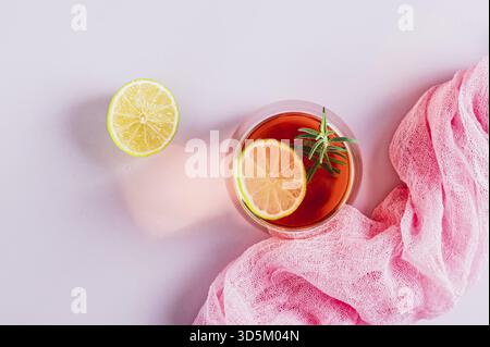 Primo piano del cocktail alcolico rosa negroni con calce in bicchieri sulla vista del tavolo Foto Stock