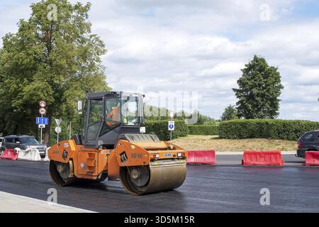 Pskov, regione di Pskov, Russia. – 20 luglio 2021. Speciali lavori tecnici su strade urbane per la pavimentazione di asfalto. Miglioramento delle strade e delle strade della città. Foto Stock