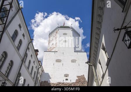 Vyborg, regione di Leningrado, Russia - 27 luglio 2020. Vista dal basso sulla torre di Sant'Olaf nel castello medievale di Vyborg. Messa a fuoco selettiva, orizzontale Foto Stock