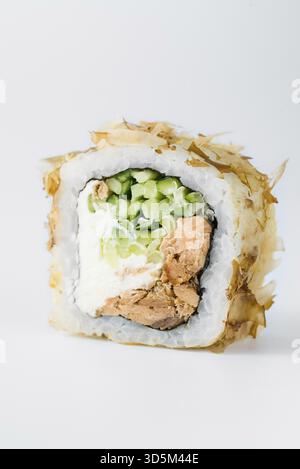 Cibo, primi piani di sushi con salsiccia e ricoperti di cavolo e ketchup. Stile asiatico fatto in casa. Tendenza degli ibridi sushi-food. Cibo giapponese Foto Stock