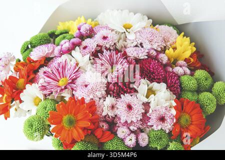 Primo piano di un bellissimo bouquet di fiori multicolore con crisantemi, gerberas, geogine Foto Stock