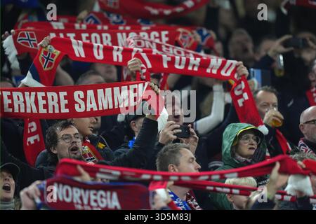 Milano, Italia. 16 novembre 2025. Tifosi norvegesi durante la partita tra Italia e Norvegia allo Stadio San Siro di Milano, Italia settentrionale - domenica 16 novembre 2025. Sport - calcio . (Foto di Spada/LaPresse) credito: LaPresse/Alamy Live News Foto Stock