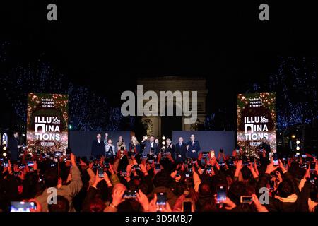 Parigi, Francia. 16 novembre 2025. Atmosfera durante le luci natalizie degli Champs Elysees il 16 novembre 2025 a Parigi, Francia. Foto di Nasser Berzane/ABACAPRESS.COM credito: Abaca Press/Alamy Live News Foto Stock