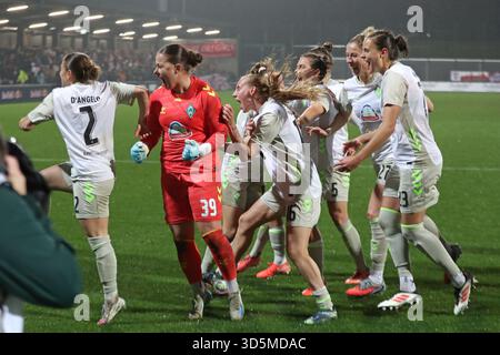 Grande festa per la portiere Mariella El Sherif (39, Werder Brema) e la sua squadra. Football, DFB-Pokal [Coppa di Germania] donne, stagione 2025/ 2026, turno 16: RB Leipzig vs. SV Werder Brema il 16 novembre 2025, Training Center Cottaweg, Lipsia. REG. DFB Foto Stock