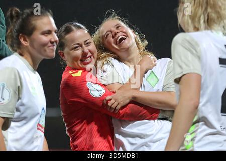 La portiere Mariella El Sherif (39, Werder Brema) festeggia con Ricarda Walkling (13, Werder Brema). Calcio, Coppa di Germania femminile, stagione 2025/ 2026, 16° turno: RB Leipzig vs. SV Werder Brema il 16/11/2025, Training Center Cottaweg, Leipzi Foto Stock