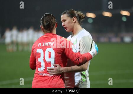 Larissa Mühlhaus (7, Werder Brema) con la portiere Mariella El Sherif (39, Werder Brema). Calcio, Coppa di Germania femminile, stagione 2025/ 2026, 16° turno: RB Leipzig vs. SV Werder Brema il 16.11.2025, Training Center Cottaweg, Lipsia. REG. DFB Foto Stock