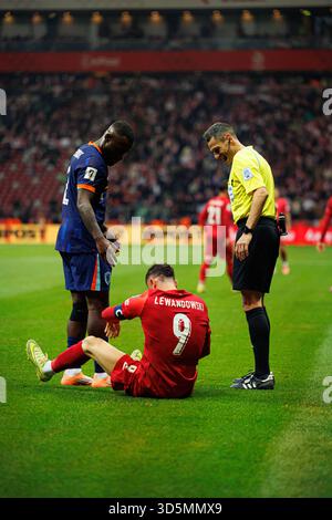 Lutsharel Geertruida e Robert Lewandowski visti durante la partita di qualificazione ai Mondiali 2026 tra le squadre nazionali di Polonia e Paesi Bassi (Maciej Rogows Foto Stock