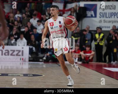 13 Matteo Librizzi Openjob Metis Varese durante il mach tra Openjob Metis Varese e Pallacanestro Cantù, domenica 16 novembre 2025, a Varese, al Palasport Lino Oldrini. (Foto di Fabio Averna/Sipa USA) credito: SIPA USA/Alamy Live News Foto Stock