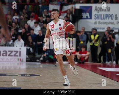 13 Matteo Librizzi Openjob Metis Varese durante il mach tra Openjob Metis Varese e Pallacanestro Cantù, domenica 16 novembre 2025, a Varese, al Palasport Lino Oldrini. (Foto di Fabio Averna/Sipa USA) credito: SIPA USA/Alamy Live News Foto Stock