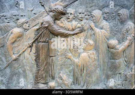 Stazione VIII: Gesù incontra le donne di Gerusalemme. La via Crucis sul monte Križevac (la montagna della Croce) a Medjugorje. Foto Stock