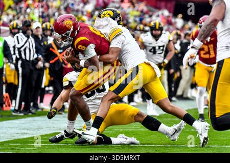 15 novembre 2025 Los Angeles, CA.USC Trojans wide receiver Ja'Kobi Lane (8) riceve il passaggio mentre il defensive back degli Iowa Hawkeyes TJ Hall (2) fa il tackle in azione nel secondo quarto durante la partita di football NCAA tra gli Iowa Hawkeyes e gli USC Trojans al Coliseum di Los Angeles, California..credito fotografico obbligatorio: Louis Lopez/Cal Sport Media Foto Stock