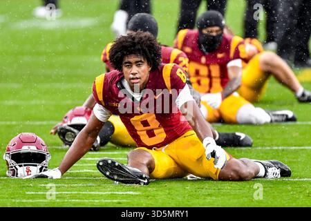 15 novembre 2025 Los Angeles, CA.USC Trojans il wide receiver Ja'Kobi Lane (8) si allunga prima della partita NCAA Football tra gli Iowa Hawkeyes e gli USC Trojans al Coliseum di Los Angeles, California Foto Stock