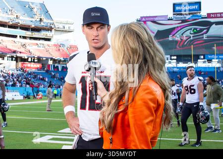 Nashville, Stati Uniti. 16 novembre 2025. Il quarterback degli Houston Texans Davis Mills (10) parlò ai media alla fine della partita contro i Tennessee Titans al Nissan Stadium di Nashville, Tennessee, il 16 novembre 2025. (Foto di Kindell Buchanan/Sipa USA) credito: SIPA USA/Alamy Live News Foto Stock