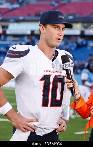 Nashville, Stati Uniti. 16 novembre 2025. Il quarterback degli Houston Texans Davis Mills (10) parlò ai media alla fine della partita contro i Tennessee Titans al Nissan Stadium di Nashville, Tennessee, il 16 novembre 2025. (Foto di Kindell Buchanan/Sipa USA) credito: SIPA USA/Alamy Live News Foto Stock