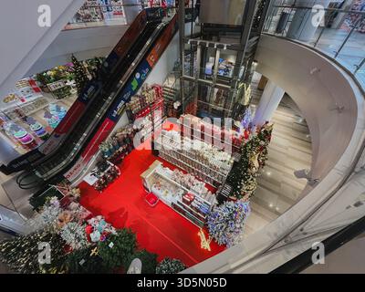 Balikpapan, Indonesia - 16 novembre 2025. Un'ampia vista ad angolo alto cattura un'ampia esposizione natalizia al dettaglio, che include alberi decorati e scaffali di Foto Stock