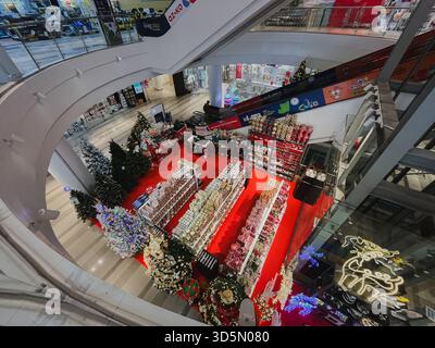Balikpapan, Indonesia - 16 novembre 2025. Un'ampia visuale di un vivace spettacolo natalizio al piano terra di un centro commerciale. Foto Stock