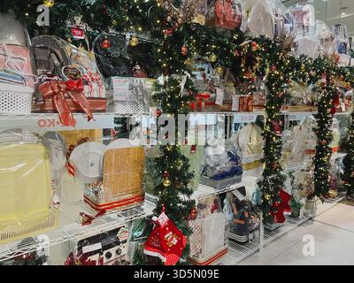 Balikpapan, Indonesia - 16 novembre 2025. Gli scaffali sono impilati con cestini, cesti e prodotti regalo di Natale preconfezionati, per la vendita in un negozio Foto Stock