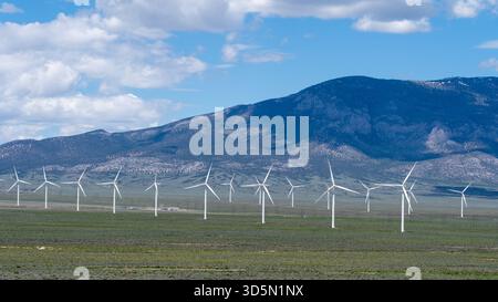 Mulini a vento sul campo con montagne sullo sfondo. Nevada, Stati Uniti. Foto Stock