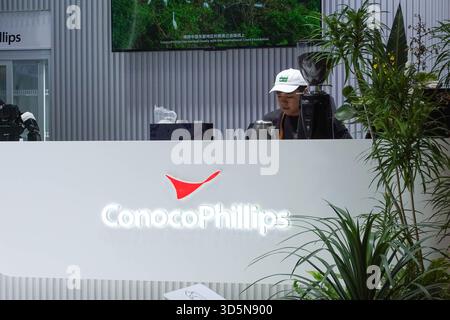 8 novembre 2025, Shanghai, Cina: Il logo ConocoPhillips è esposto all'8° China International Import Expo. (Immagine di credito: © Sheldon Cooper/SOPA Images via ZUMA Press Wire) SOLO PER USO EDITORIALE! Non per USO commerciale! Foto Stock
