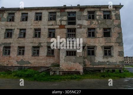 Decadimento della guerra fredda: Edifici di pannelli dell'era sovietica morti nella città fantasma abbandonata Ugolnye Kopi, defunti minatori di carbone a Chukotka, nord russo. Foto Stock