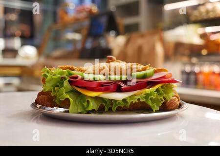 Gustosi sandwich con verdure fresche e carni al Cafe' Foto Stock