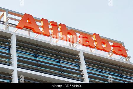 SHANGHAI, CINA - 16 NOVEMBRE 2025 - edificio della sede centrale di Alibaba situato sul fiume Huangpu a Shanghai, Cina, il 16 novembre 2025. Foto Stock