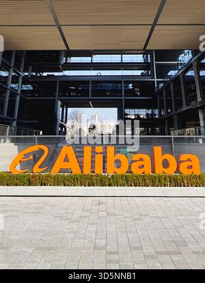 SHANGHAI, CINA - 16 NOVEMBRE 2025 - edificio della sede centrale di Alibaba situato sul fiume Huangpu a Shanghai, Cina, il 16 novembre 2025. Foto Stock