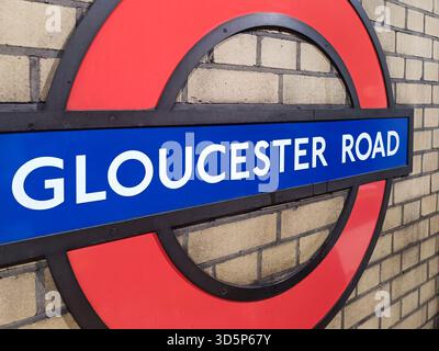 Cartello e rotonda della stazione della metropolitana di Gloucester Road. Londra, Regno Unito, 5 agosto 2024 Foto Stock