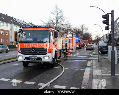 Cntv/Feuerwehr Leute im Einsatz Loeschen Brand Wasser Leiterwagen Brandstelle Strasse Wohnungsbrand im Dachstuhl eines kombinierten Wohn- und Geschäftshauses 17.11.2025 Amburgo - Billstedt Brandursache unklar am Montag wurde die Feuerwehr Hamburg zu einem Wohnungsbrand an der Kreuzung Schiffbeker Weg Hauskopperwehr. Dort brannte eine kleine Wohnung im Dachbereich eines kombinierten Wohn- und Geschäftshauses. Der Brand wurde schnell gelöscht Hamburg Deutschland *** cntv vigili del fuoco persone in azione Loeschen camioncino scala d'acqua scena fuoco appartamento strada fuoco nel capriate del tetto Foto Stock