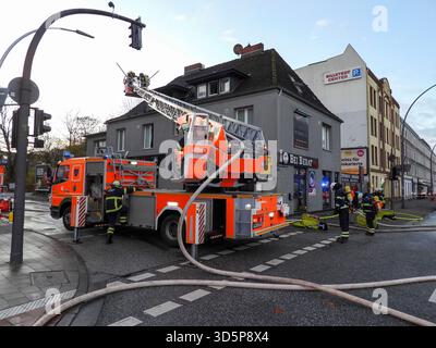 Cntv/Feuerwehr Leute im Einsatz Loeschen Brand Wasser Leiterwagen Brandstelle Strasse Wohnungsbrand im Dachstuhl eines kombinierten Wohn- und Geschäftshauses 17.11.2025 Amburgo - Billstedt Brandursache unklar am Montag wurde die Feuerwehr Hamburg zu einem Wohnungsbrand an der Kreuzung Schiffbeker Weg Hauskopperwehr. Dort brannte eine kleine Wohnung im Dachbereich eines kombinierten Wohn- und Geschäftshauses. Der Brand wurde schnell gelöscht Hamburg Deutschland *** cntv vigili del fuoco persone in azione Loeschen camioncino scala d'acqua scena fuoco appartamento strada fuoco nel capriate del tetto Foto Stock