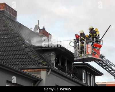 Cntv/Feuerwehr Leute im Einsatz Loeschen Brand Wasser Leiterwagen Brandstelle Strasse Wohnungsbrand im Dachstuhl eines kombinierten Wohn- und Geschäftshauses 17.11.2025 Amburgo - Billstedt Brandursache unklar am Montag wurde die Feuerwehr Hamburg zu einem Wohnungsbrand an der Kreuzung Schiffbeker Weg Hauskopperwehr. Dort brannte eine kleine Wohnung im Dachbereich eines kombinierten Wohn- und Geschäftshauses. Der Brand wurde schnell gelöscht Hamburg Deutschland *** cntv vigili del fuoco persone in azione Loeschen camioncino scala d'acqua scena fuoco appartamento strada fuoco nel capriate del tetto Foto Stock