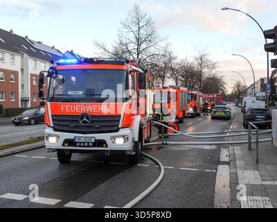 Cntv/Feuerwehr Leute im Einsatz Loeschen Brand Wasser Leiterwagen Brandstelle Strasse Wohnungsbrand im Dachstuhl eines kombinierten Wohn- und Geschäftshauses 17.11.2025 Amburgo - Billstedt Brandursache unklar am Montag wurde die Feuerwehr Hamburg zu einem Wohnungsbrand an der Kreuzung Schiffbeker Weg Hauskopperwehr. Dort brannte eine kleine Wohnung im Dachbereich eines kombinierten Wohn- und Geschäftshauses. Der Brand wurde schnell gelöscht Hamburg Deutschland *** cntv vigili del fuoco persone in azione Loeschen camioncino scala d'acqua scena fuoco appartamento strada fuoco nel capriate del tetto Foto Stock