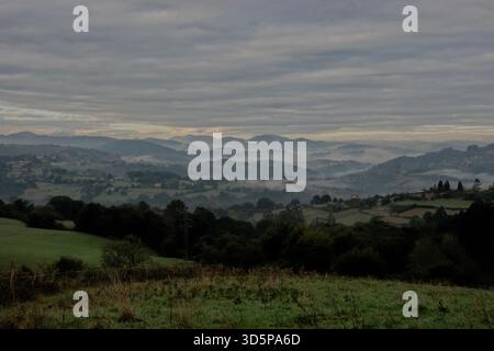 Mare di nuvole nella valle di Oviedo con escursione del Camino Primitivo, Oviedo, Asturie, Spagna Foto Stock