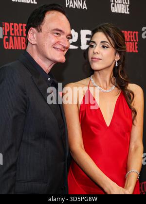 LOS ANGELES, CALIFORNIA, USA - 12 NOVEMBRE: Il regista, attore e autore americano Quentin Tarantino e la moglie/attrice israeliana Daniella Pick Tarantino arrivano alla prima di Los Angeles di Saban Films 'The Perfect Gamble' tenutasi all'Harmony Gold Theater il 12 novembre 2025 a Los Angeles, California, Stati Uniti. (Foto di Kay Qiao/Image Press Agency) Foto Stock