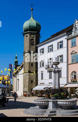 Bregenz, Vorarlberg, Österreich Alltägliche Szene vor dem Brunnen am Leutbühel mit Blick zur Seekapelle in der Unterstadt von Bregenz, Vorarlberg, Österreich, nur zur redaktionellen Verwendung. Foto Stock