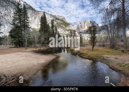 Ruscello autunnale che scorre attraverso la valle di Yosemite. Yosemite Falls è sullo sfondo. Foto Stock