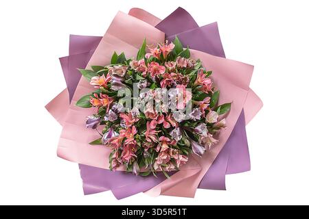 Bellissimo bouquet di alstroemeria avvolto in carta rosa e viola isolata su bianco Foto Stock