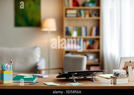 Moderna scrivania per ufficio domestico con laptop e articoli di cancelleria Foto Stock