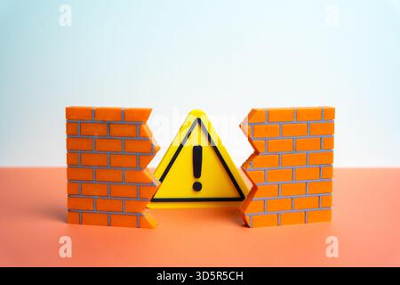 Un segnale di avvertimento irrompe attraverso un foro nel muro. Un problema che distrugge l'integrità. Un avviso relativo a un errore o a un malfunzionamento che non può essere ignorato per Foto Stock
