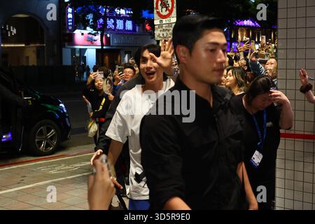 TAIPEI, CINA - 16 NOVEMBRE 2025 - i membri della boy band sudcoreana SUPER JUNIOR Wave ai loro fan e entrano nel negozio di Taipei, Cina, il 16 novembre 2025. Foto Stock