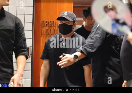 TAIPEI, CINA - 16 NOVEMBRE 2025 - i membri della boy band sudcoreana SUPER JUNIOR Wave ai loro fan e entrano nel negozio di Taipei, Cina, il 16 novembre 2025. Foto Stock