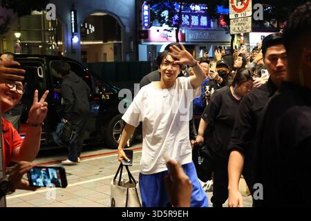 TAIPEI, CINA - 16 NOVEMBRE 2025 - i membri della boy band sudcoreana SUPER JUNIOR Wave ai loro fan e entrano nel negozio di Taipei, Cina, il 16 novembre 2025. Foto Stock