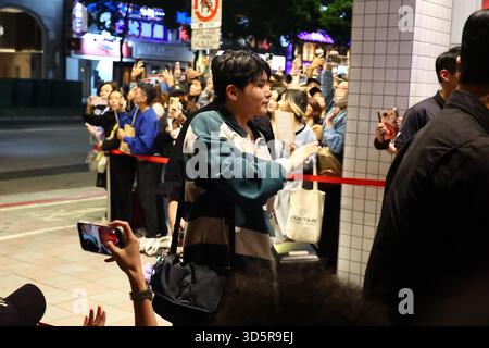 TAIPEI, CINA - 16 NOVEMBRE 2025 - i membri della boy band sudcoreana SUPER JUNIOR Wave ai loro fan e entrano nel negozio di Taipei, Cina, il 16 novembre 2025. Foto Stock
