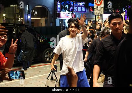 TAIPEI, CINA - 16 NOVEMBRE 2025 - i membri della boy band sudcoreana SUPER JUNIOR Wave ai loro fan e entrano nel negozio di Taipei, Cina, il 16 novembre 2025. Foto Stock