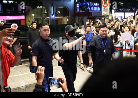 TAIPEI, CINA - 16 NOVEMBRE 2025 - i membri della boy band sudcoreana SUPER JUNIOR Wave ai loro fan e entrano nel negozio di Taipei, Cina, il 16 novembre 2025. Foto Stock