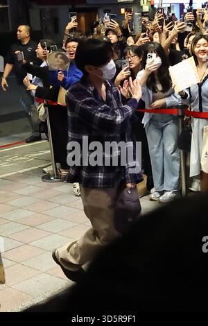 TAIPEI, CINA - 16 NOVEMBRE 2025 - i membri della boy band sudcoreana SUPER JUNIOR Wave ai loro fan e entrano nel negozio di Taipei, Cina, il 16 novembre 2025. Foto Stock