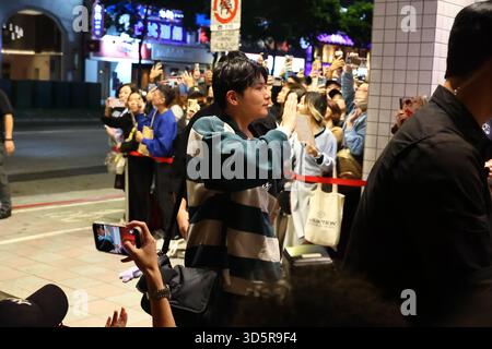 TAIPEI, CINA - 16 NOVEMBRE 2025 - i membri della boy band sudcoreana SUPER JUNIOR Wave ai loro fan e entrano nel negozio di Taipei, Cina, il 16 novembre 2025. Foto Stock