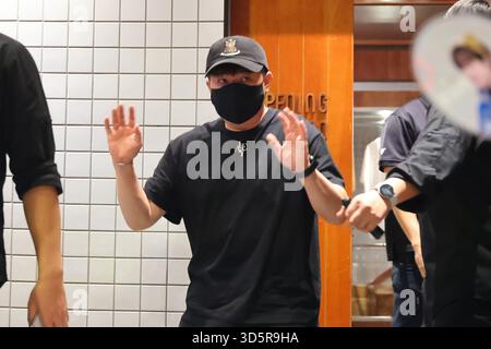 TAIPEI, CINA - 16 NOVEMBRE 2025 - i membri della boy band sudcoreana SUPER JUNIOR Wave ai loro fan e entrano nel negozio di Taipei, Cina, il 16 novembre 2025. Foto Stock